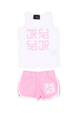 Biała bluzka bez rękawów z różowym geometrycznym logo w połączeniu z różowymi szortami z elastyczną talią, białym wykończeniem i pasującym logo na nodze.