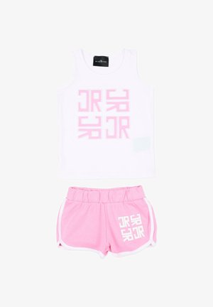 Haut blanc sans manches avec logo géométrique rose, associé à un short rose taille élastique avec bordure blanche et logo assorti sur la jambe.