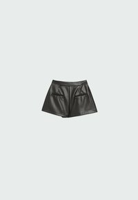 Shorts noirs en similicuir avec détails de couture à l’avant et deux poches passepoilées devant, posés à plat sur un fond gris clair.