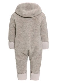 Grau gestrickter Einteiler mit Kapuze, ausgestattet mit gerippten Bündchen und einer weichen Textur. Auf der Rückseite verläuft eine Naht vertikal über die Mitte.