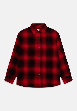 Camicia a quadri rossa e nera a maniche lunghe con colletto e bottoni frontali, distesa su uno sfondo bianco.