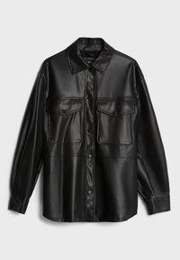 Svart faux läder skjorta med långa ärmar och framknappar samt två bröstfickor, visad mot en enkel bakgrund.