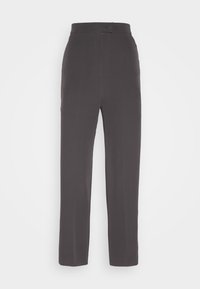 Pantalon droit gris foncé en tissu lisse ; doté d'une fermeture à boutons sur le devant et d'un pli marqué le long des jambes.