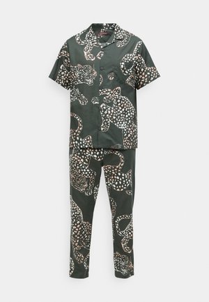 Ensemble de pyjama vert composé d'une chemise à manches courtes boutonnée et d'un pantalon, décoré d'un motif léopard en rose pâle et blanc, fabriqué en tissu léger.