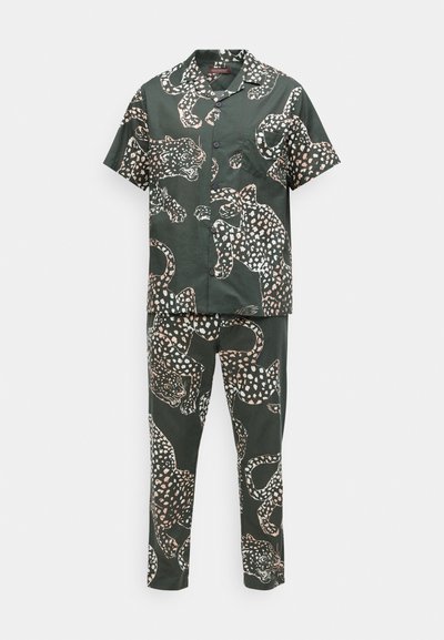 Zeleni pidžama set s kratkim rukavima, dugmadi i hlačama s leopard uzorkom u svijetlopinknoj i bijeloj boji, izrađen od laganog materijala.