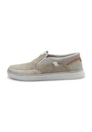 Zamszowe buty typu slip-on z jasnoszarym materiałem na górze, teksturowanymi akcentami, gładkimi beżowymi bokami i białą gumową podeszwą w poziome paski.