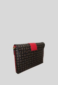 Clutch in finta pelle nera con motivo, dettaglio logo dorato, accentuazione in pelle rossa, patta pieghevole e accessori in oro.