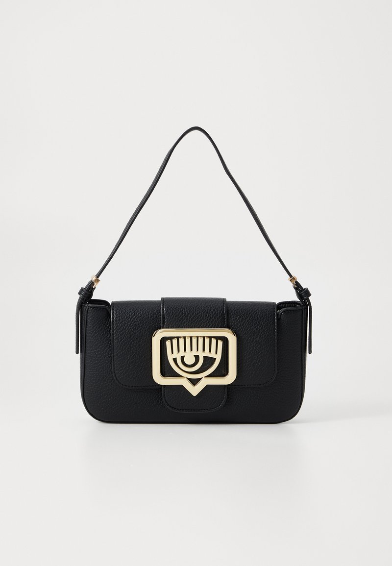 Borse a tracolla nera in pelle di forma rettangolare, con un evidente accessorio in metallo dorato a forma di occhio e una sola tracolla regolabile.