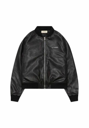 Giacca bomber nera in eco-pelle con zip frontale, polsini e colletto a costine. Presenta un logo discreto sul lato sinistro.
