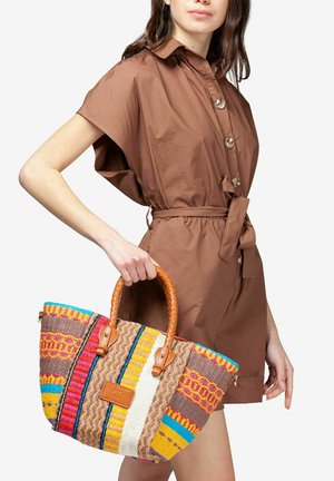 Borsa a mano in tessuto intrecciato con motivi colorati in rosa, giallo e blu, caratterizzata da una finitura testurizzata e manici in pelle marrone.