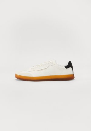 Trainers - white
