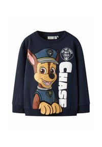 Tumesinine dressipluus, millel on suur graafika koomiksitegelasest koerast, kes on politseivormis, koos tekstiga "CHASE" ja "PUP PUP POWER DUTY CALLS".