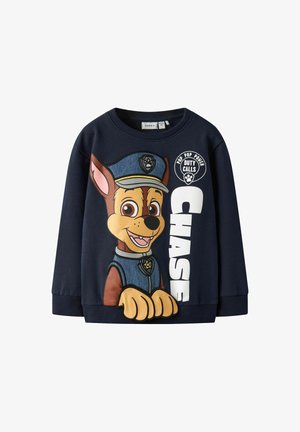 Tamnavi modra dukserica s velikim grafičkim prikazom crtanog psa u policijskoj uniformi, s tekstom "CHASE" i "PUP PUP POWER DUTY CALLS".