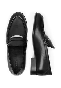 Čierne kožené mokasíny s hladkou textúrou, so zdobným prešívaním a strieborným akcentom cez priehlavok. Nízky blokový podpätok.