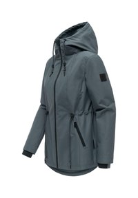 Chaqueta gris con capucha, cremallera, cordones en la cintura y capucha, bolsillos con cremallera y parche con logo negro en la manga izquierda.