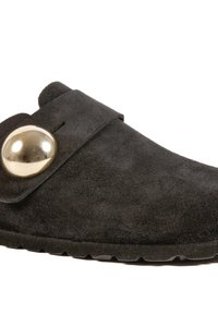 Sabot en suède noir avec un accent métallique rond, doté d'une sangle velcro. La semelle est texturée avec un design à profil bas.