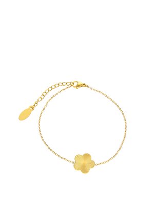 Delikat guldarmbånd med en tekstureret firkløvercharme og justerbar lukning med en oval forlænger.