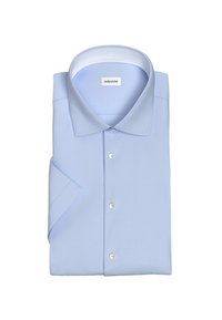Camicia azzurra chiara, piegata con colletto strutturato, bottoni sul davanti e dettagli a motivo bianco all'interno del colletto.