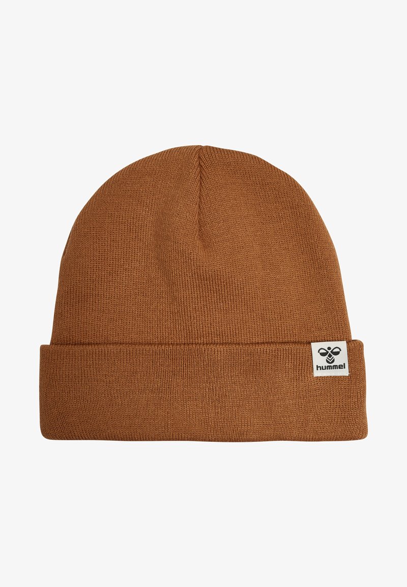 Brązowa dziana czapka z mankietem, z małą etykietą z logo pszczoły po boku. Miękka tekstura, okrągły kształt.