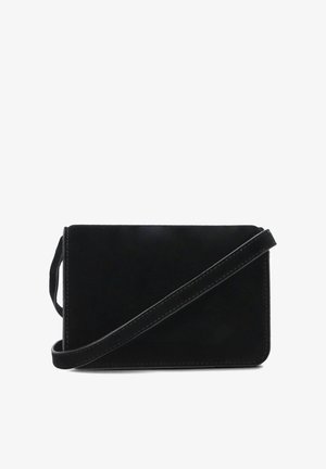 Zwarte suede schoudertas met een gladde afwerking, rechthoekige vorm en een afneembare strap. Heeft subtiele witte stiksels als accent.