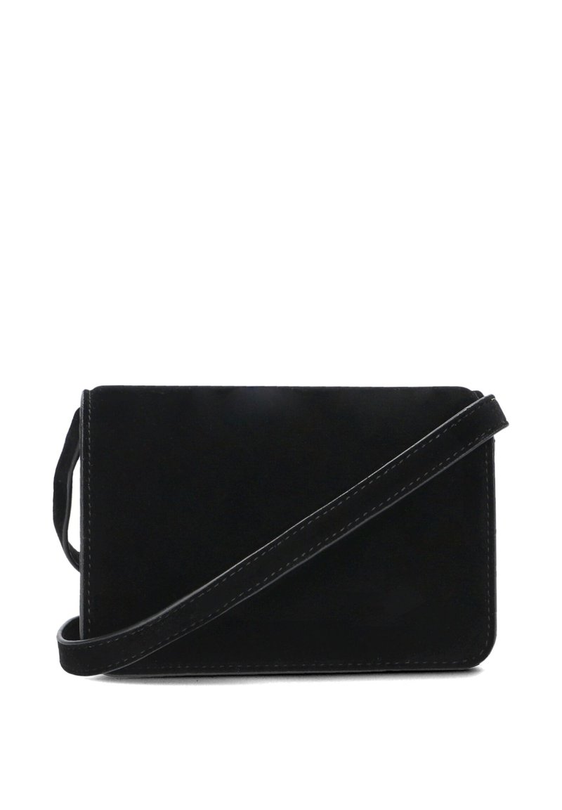Zwarte suede schoudertas met een gladde afwerking, rechthoekige vorm en een afneembare strap. Heeft subtiele witte stiksels als accent.