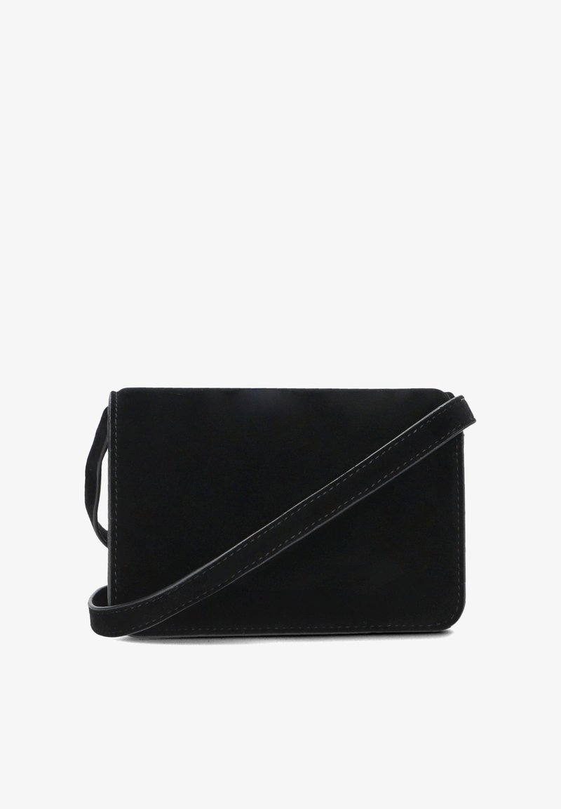 Zwarte suede schoudertas met een gladde afwerking, rechthoekige vorm en een afneembare strap. Heeft subtiele witte stiksels als accent.