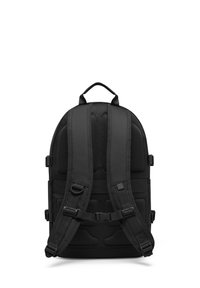 Fekete hátizsák párnázott felülettel, hálós háttal, állítható pántokkal és csatolással. A könnyű hordozás érdekében tetején fogantyú található.