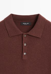 Burgundowy polo z miękką teksturą, z prążkowanym kołnierzykiem, trzema guzikami z metalowymi zapięciami oraz metką oznaczoną "Massimo Dutti."