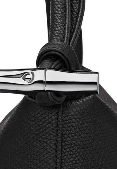 Schwarze Lederhandtasche mit strukturiertem Finish, einem geknoteten Riemen und einer polierten Chromakzentuierung mit einem runden Logodetail.