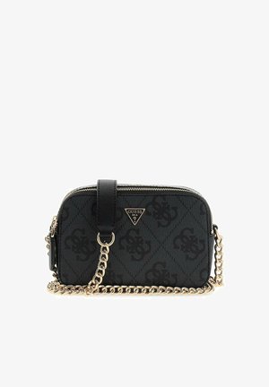 Sac à main synthétique noir avec motif de logo embossé, bandoulière chaîne dorée et fermeture éclair supérieure. Plaque logo triangulaire à l'avant pour la marque.