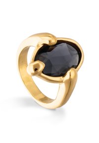 Anillo chapado en oro con una piedra preciosa negra facetada, que presenta un diseño escultórico que envuelve la piedra, creando una silueta elegante.