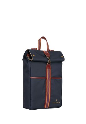 Zaino rettangolare blu navy con chiusura a flap, tracolla e manico a righe multicolori, dettagli in pelle e logo dorato "GALLO".