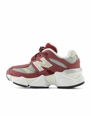 Baskets New Balance bordeaux et gris avec des panneaux en mesh, semelle épaisse blanche et grand logo "N" brodé sur le côté.