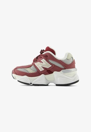 Bordeaux en grijze New Balance sneaker met meshpanelen, witte dikke zool en groot geborduurd "N"-logo op de zijkant.