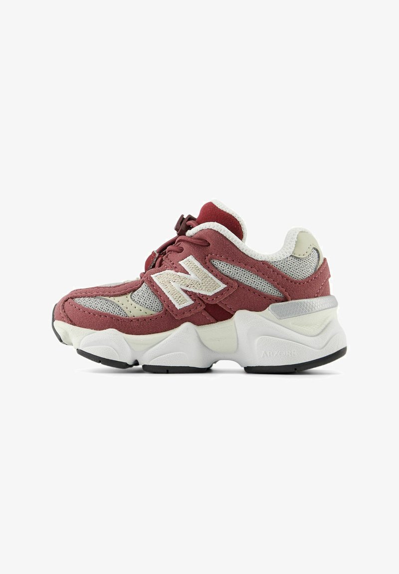 Bordeauxfarbene und graue New Balance Sneaker mit Netzpaneelen, dicker weißer Sohle und großem gesticktem "N"-Logo an der Seite.