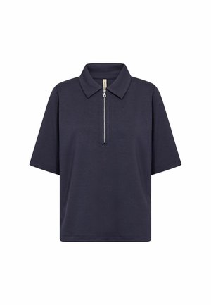 Tmavomodré polokošeľa s krátkymi rukávmi, strieborným polovičným zipsom a klasickým golierom, zobrazená na bielom pozadí.