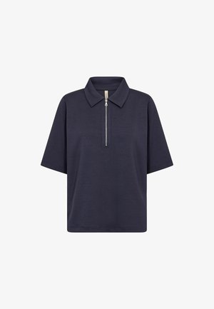 Tumši zila īsroku polo krekls ar sudraba pusražotāju un klasisku apkakli, attēlots uz balta fona.