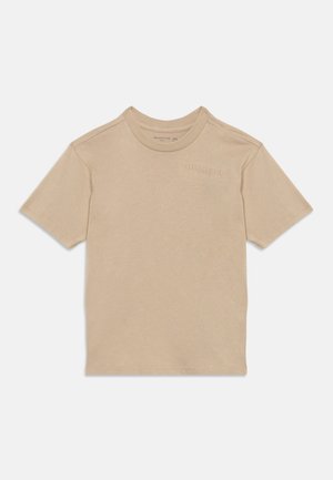 T-shirt beige à manches courtes et col rond avec un logo "Abercrombie" subtil brodé sur la partie supérieure gauche de la poitrine.