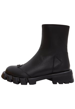 Cesare Gaspari Stivaletti con plateau - black