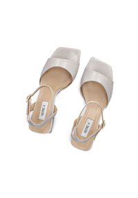 Lichtgrijze openteen sandalen met een vierkante neusdesign, glanzende faux leren bovenkant en een verstelbare enkelband met gouden hardware.