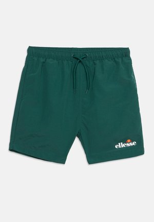 Tmavě zelené plavkové šortky s elastickým pasem a šňůrkou, bočními kapsami a bílým logem Ellesse na levé noze.