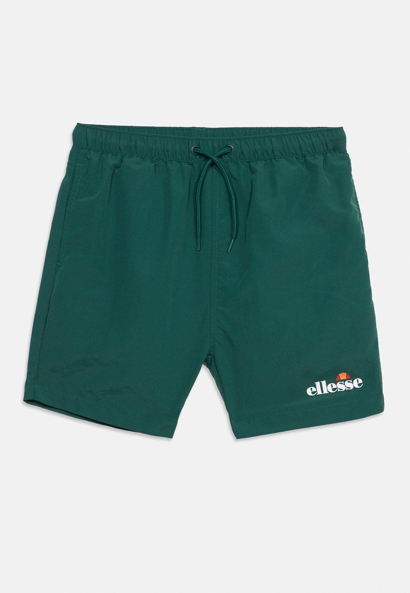 Σκούρα πράσινα μαγιό σορτς με ελαστική ζώνη μέσης και κορδόνι, πλαϊνές τσέπες και λευκό λογότυπο Ellesse στο αριστερό πόδι.