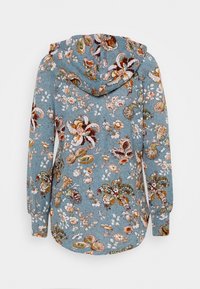 Modrá mikina s kapucí s potiskem květin, dlouhým rukávem. Obsahuje složité vzory květin a listů v oranžové, zelené a krémové barvě.