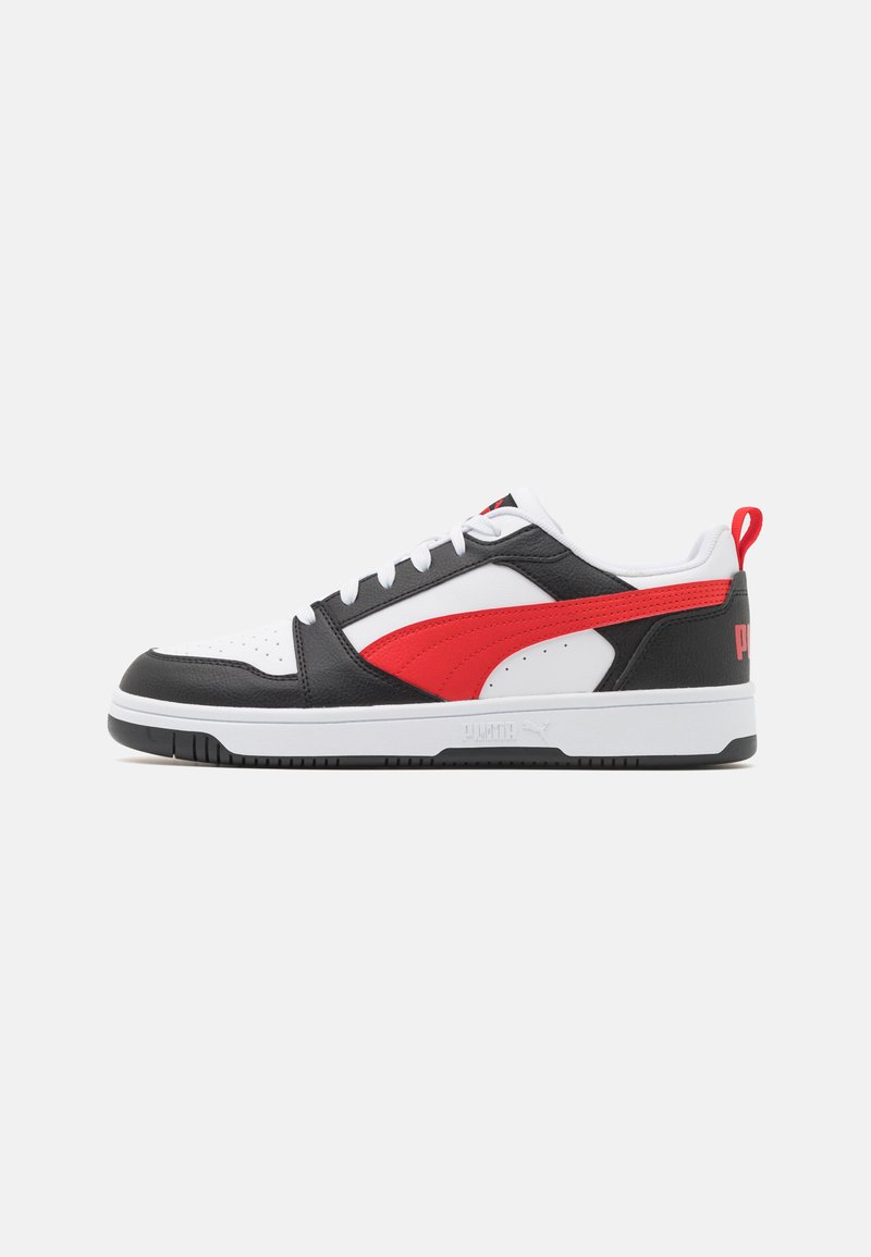 Sorte, hvide og røde sneakers med en glat læderoverflade, der har et fremtrædende rødt logo og en polstret hvid sål.