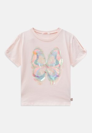 Camiseta de manga corta de color rosa claro con una gran mariposa iridiscente hecha de círculos translúcidos en la parte delantera.