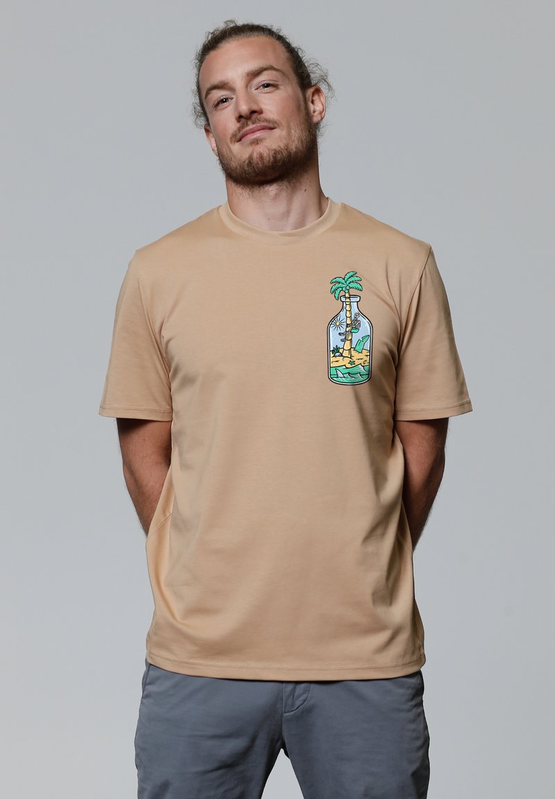 Beige T-shirt met korte mouwen van zachte stof, voorzien van een kleurrafische afbeelding van een palmboom in een fles op de linkerborst.