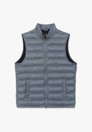 Chaleco acolchado gris con alto cuello, cremallera frontal y bolsillos laterales. Textura suave y brillante con secciones acolchadas y agujeros para los brazos en contraste.