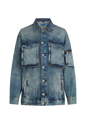 Denimjakke med en falmet blå vask, to store brystlommer, en glidelåslomme på armen, og knappelukking foran.