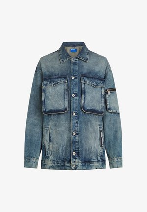 Traper jakna sadrži izblijedjeli plavi ton, dva velika džepa na prsima, džep s patentnim zatvaračem na ruci i dugmadi sprijeda.