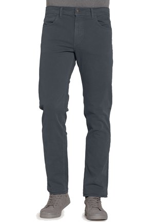 Pantaloni slim-fit grigio scuro con cinque tasche, passanti per cintura e sottili dettagli di cucitura. Il materiale sembra morbido e leggermente strutturato.